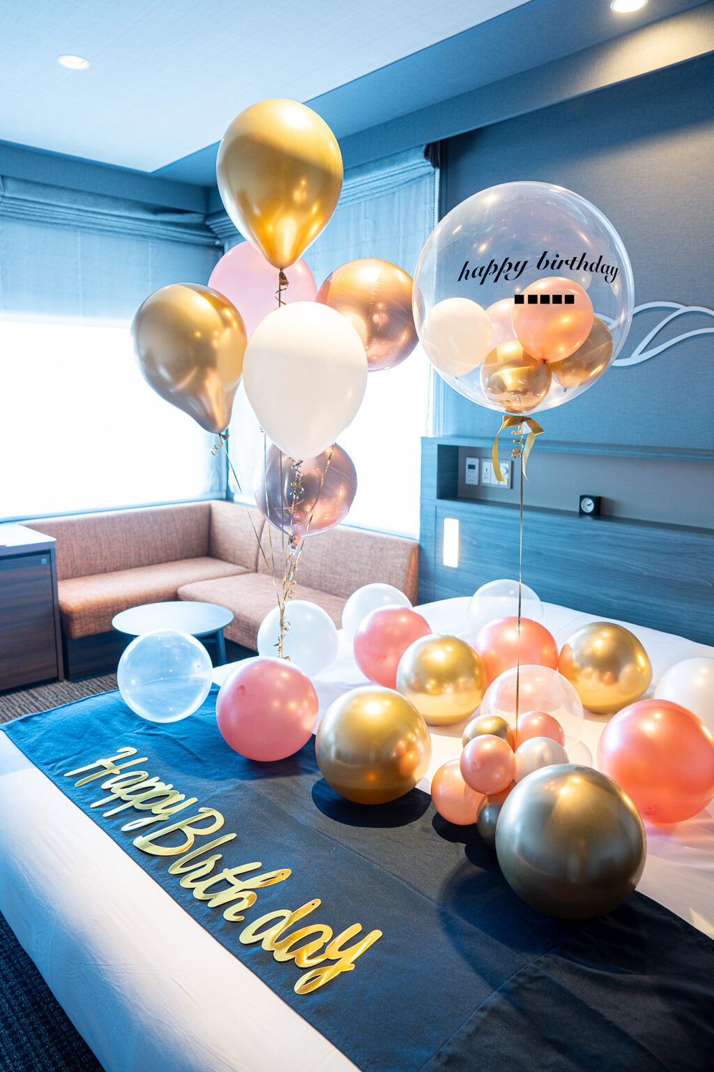 ラビスタ東京ベイでの誕生日サプライズ ゴールドとピンクのバルーン飾り付け