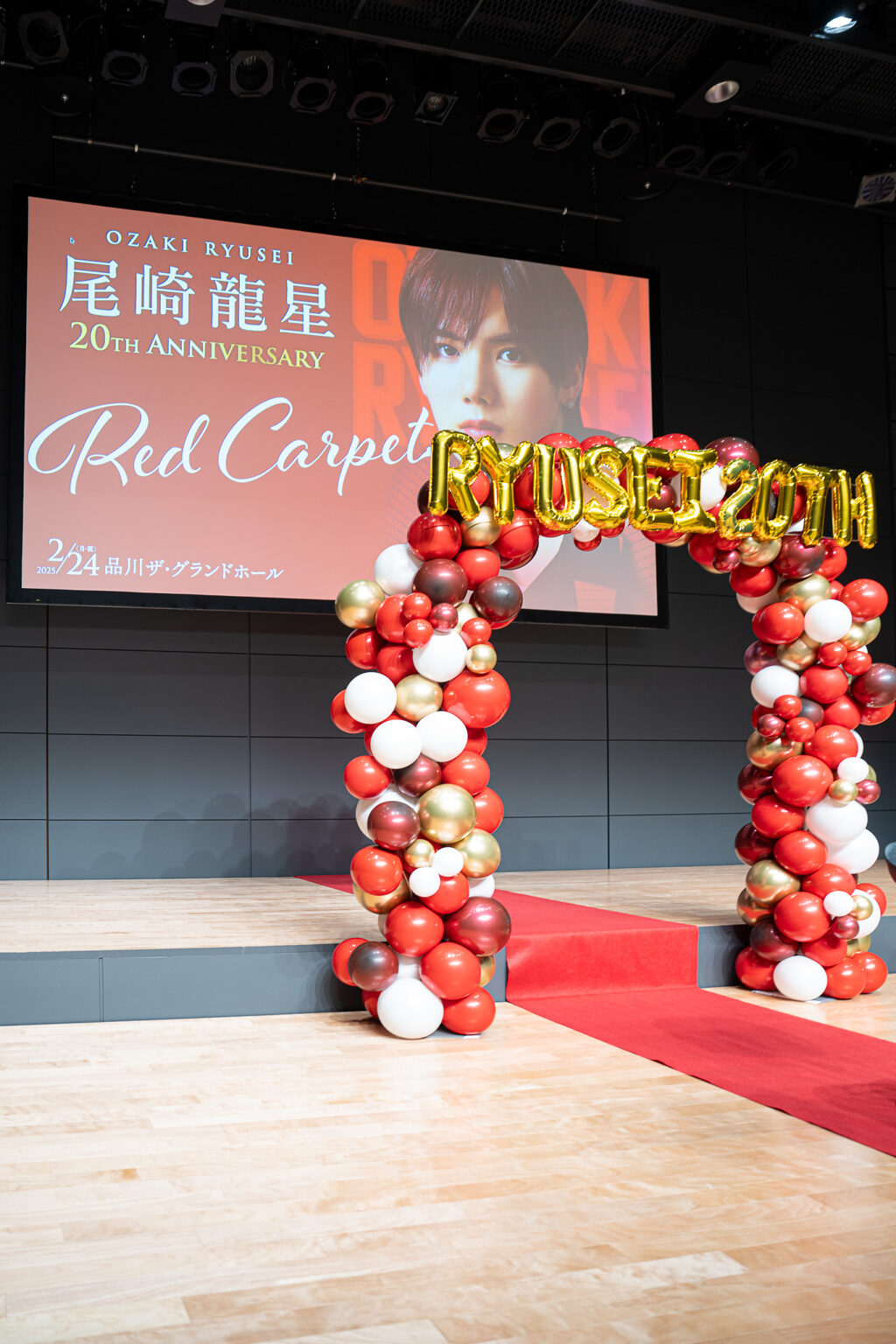 品川 ザ・グランドホールでの周年お祝い 赤とゴールドのバルーンアーチ飾り付け