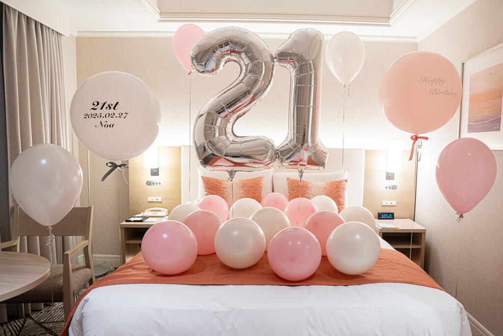 グランドニッコー東京 台場でシルバーとピンクのバルーンで祝う21歳誕生日の飾り付け