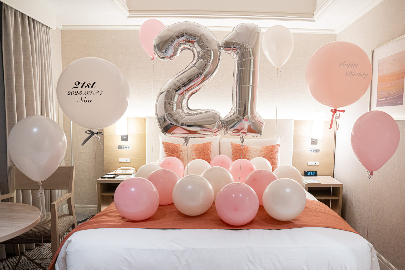 グランドニッコー東京 台場でシルバーとピンクのバルーンで祝う21歳誕生日の飾り付け