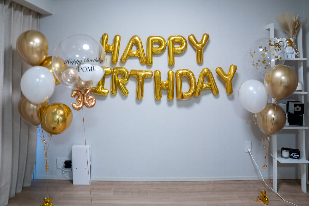 千葉の自宅でのゴールドと白の文字バルーンとブーケで彩る誕生日お祝い飾り付け
