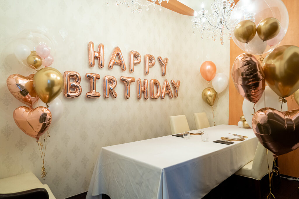 ラフィネスでのローズゴールドのバルーンで彩る誕生日お祝い飾り付け