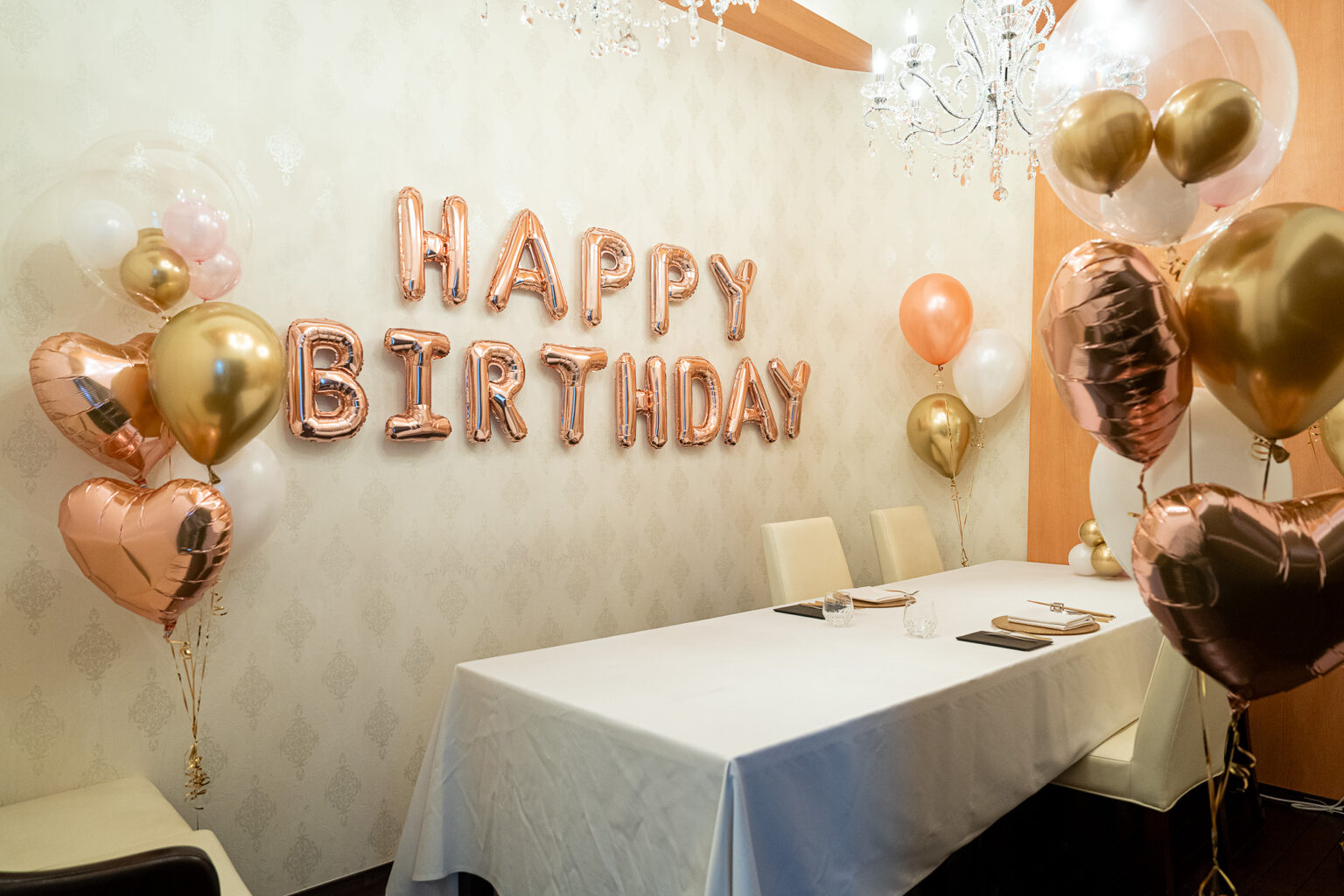 ラフィネスでのローズゴールドのバルーンで彩る誕生日お祝い飾り付け