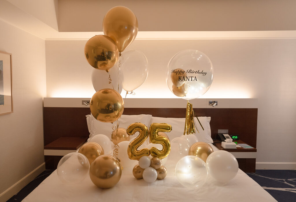 ヨコハマ グランド インターコンチネンタル ホテルでのゴールドバルーン誕生日サプライズ飾り付け