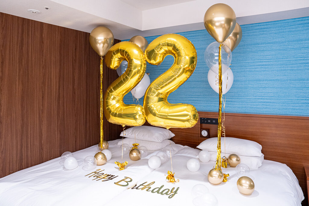 ハイアットリージェンシー 東京ベイでの誕生日サプライズ ゴールドと白のバルーン飾り付け
