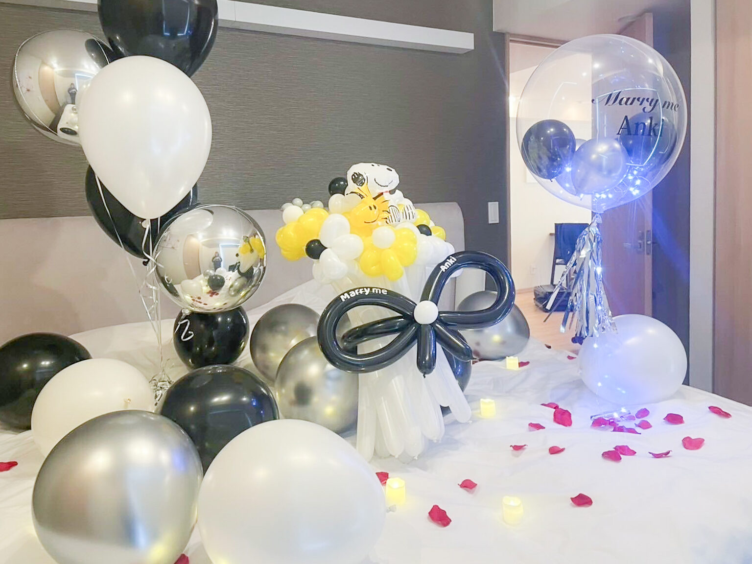 AKAZORA HOTELでの黒と白のバルーンプロポーズサプライズ飾り付け