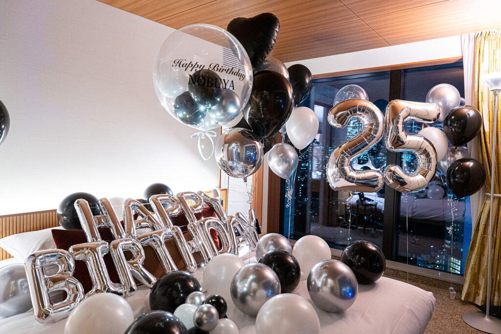 THE AOYAMA GRAND HOTEL에서의 25세 생일 서프라이즈 모노톤 풍선 장식