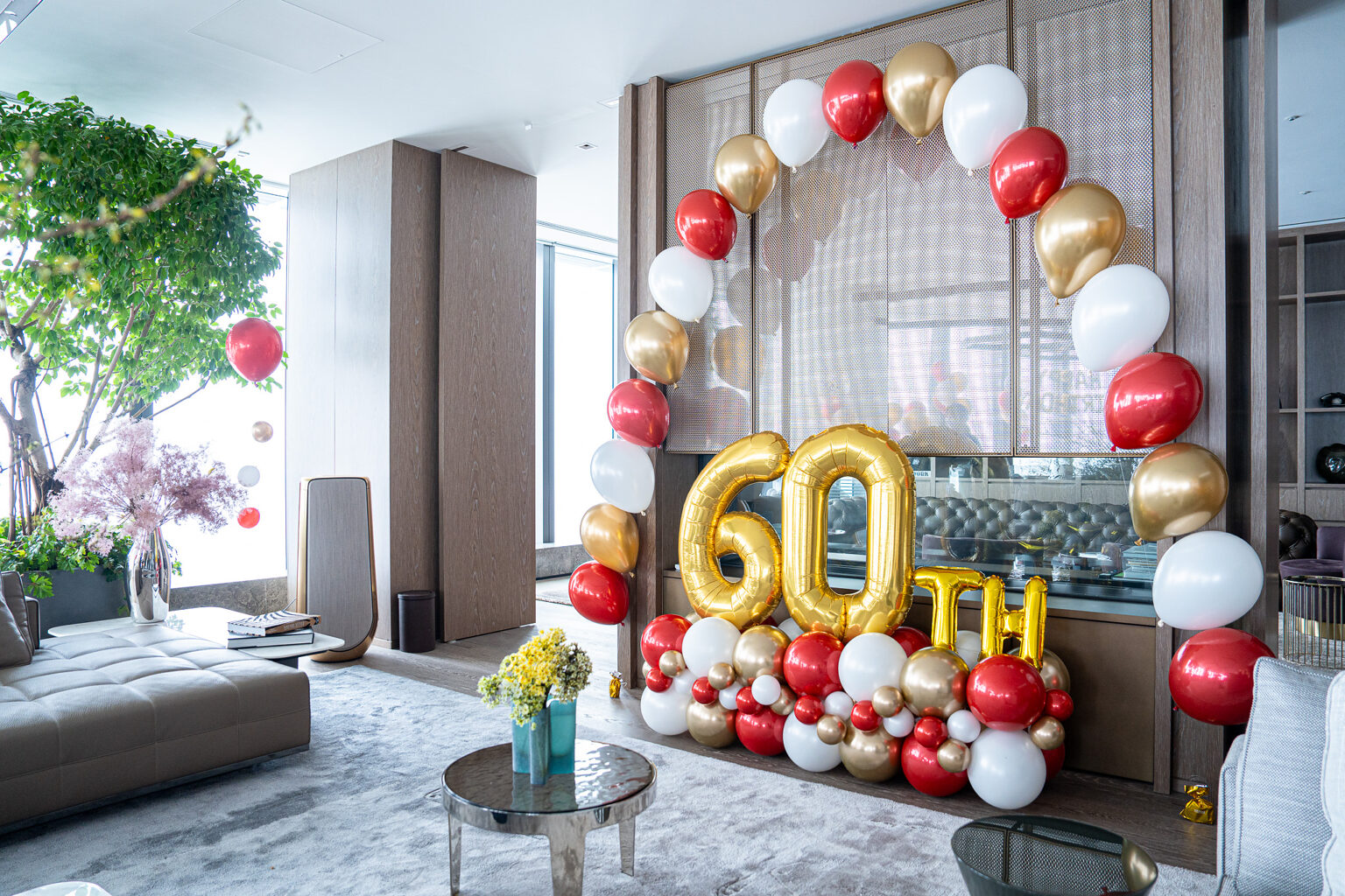 東京の自宅での赤・ゴールド・白のバルーンアーチと60thお祝い飾り付け