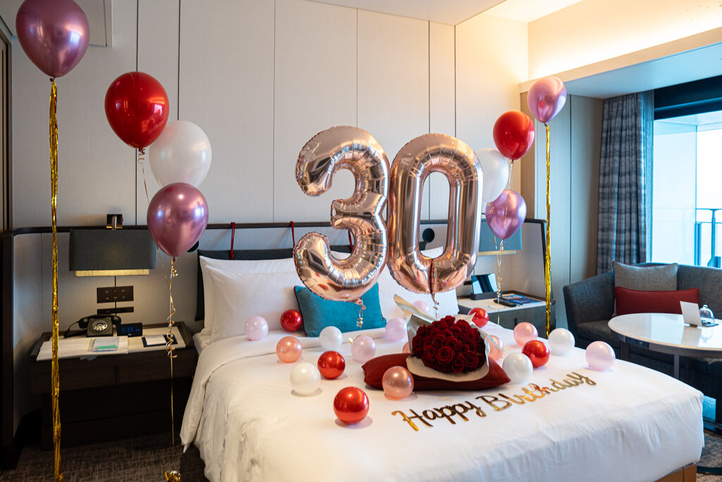 メズム東京オートグラフコレクションでの30の数字バルーンとローズゴールドで彩る誕生日サプライズ飾り付け