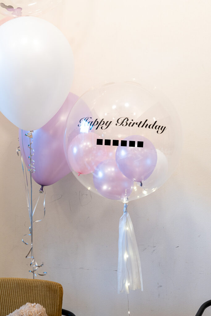 東京の自宅でのライラックとピンクのバルーン誕生日サプライズ飾り付け