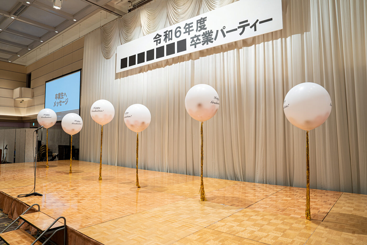 川越プリンスホテルでの卒業パーティー ピンクとローズゴールドのバルーンアーチ飾り付け