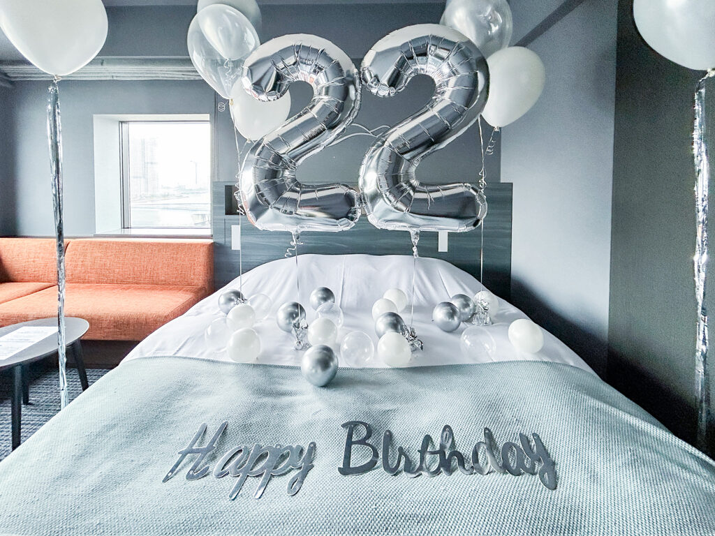 ラビスタ東京ベイでのシルバーと白のバルーンによる誕生日サプライズ飾り付け