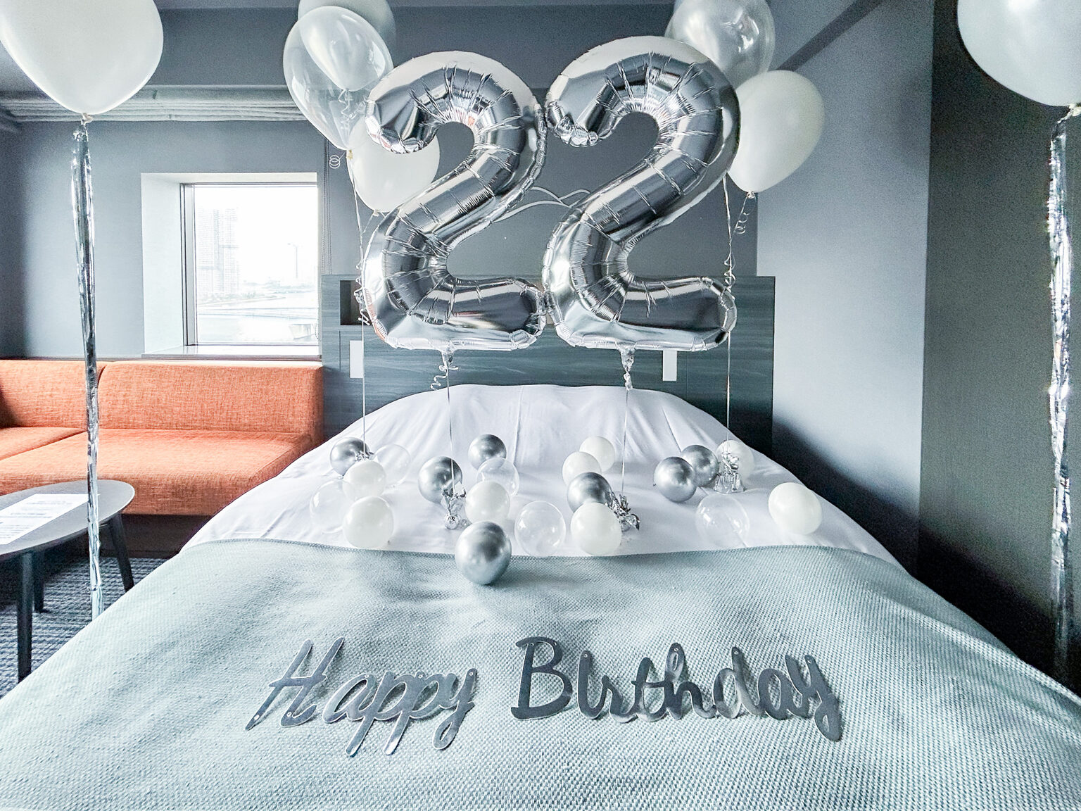 ラビスタ東京ベイでのシルバーと白のバルーンによる誕生日サプライズ飾り付け