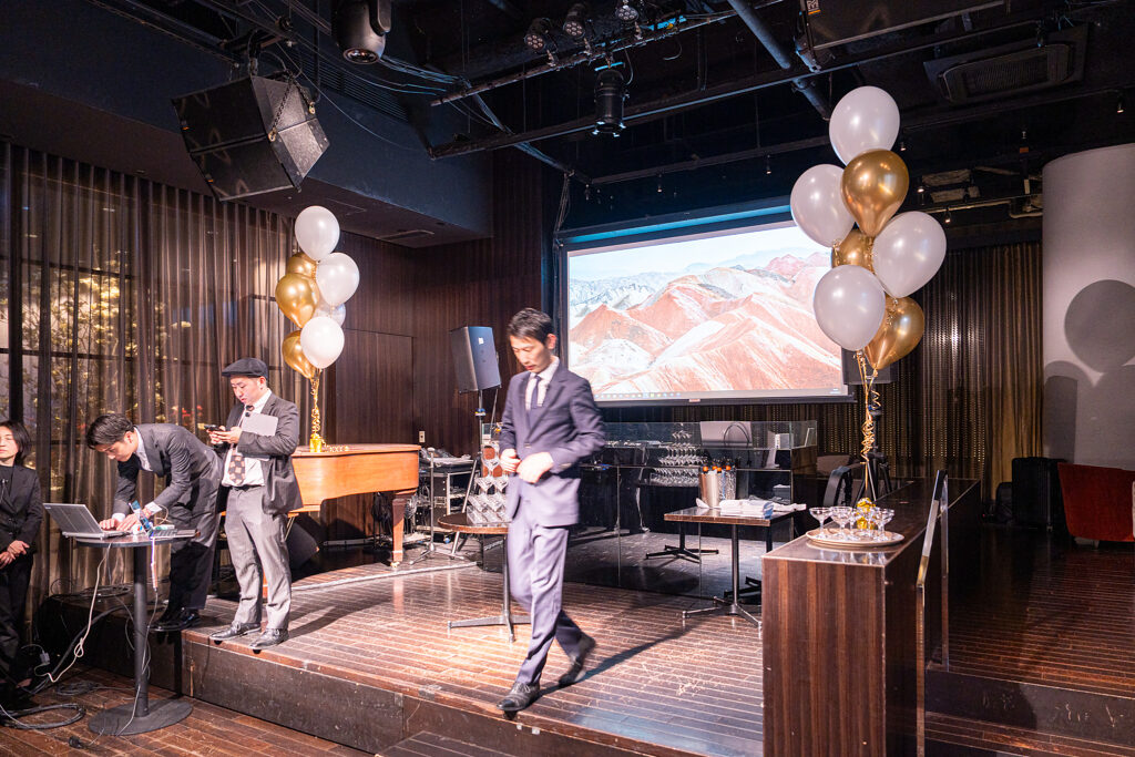 XEX日本橋 the barでの二次会 ゴールドとホワイトのバルーン飾り付け