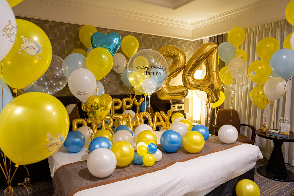 Royal Park Hotel에서 노란색과 하늘색 풍선으로 꾸민 24세 생일 서프라이즈 장식