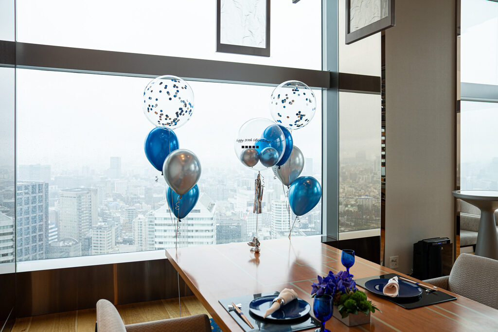 WASHOKU 蒼天 SOUTEN での20歳の誕生日を青とシルバーのバルーンでお祝い飾り付け