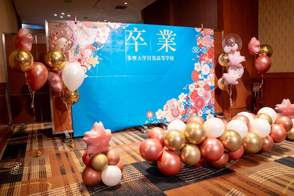 品川プリンスホテル アネックスタワーでの卒業式謝恩会 ローズピンクとゴールドのバルーン飾り付け