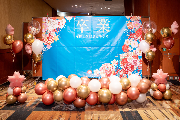 品川プリンスホテル アネックスタワーでの卒業式謝恩会 ローズピンクとゴールドのバルーン飾り付け