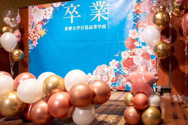 品川プリンスホテル アネックスタワーでの卒業式謝恩会 ローズピンクとゴールドのバルーン飾り付け