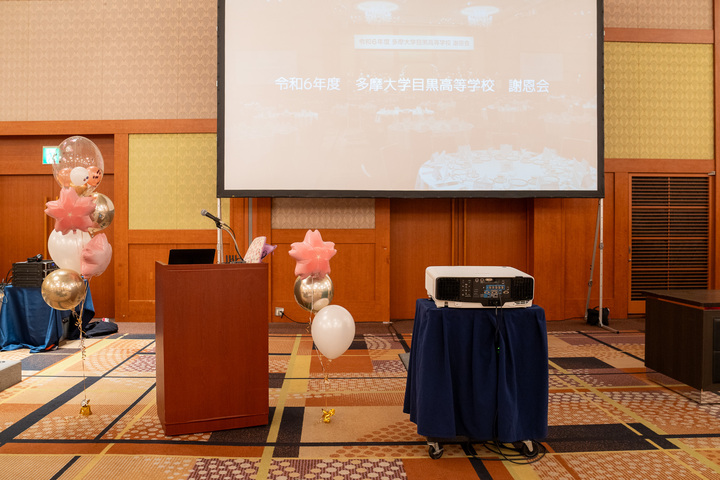 品川プリンスホテル アネックスタワーでの卒業式謝恩会 ローズピンクとゴールドのバルーン飾り付け