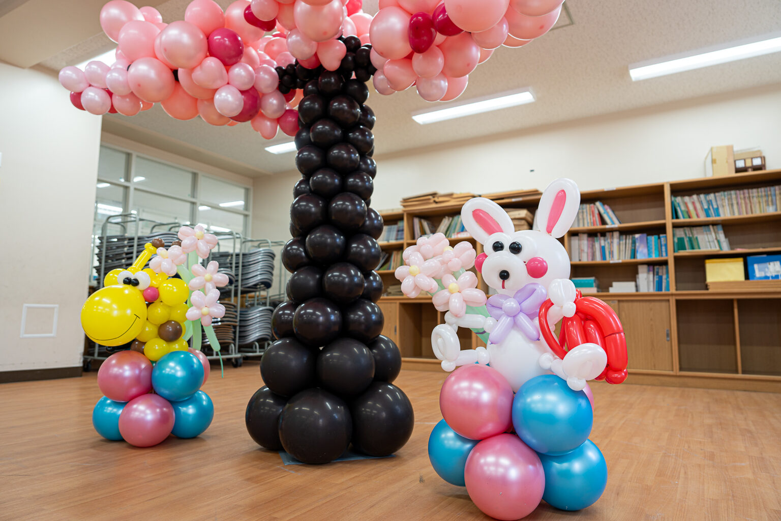 ピンク・水色・白・金のバルーンアーチで彩る卒業お祝い装飾