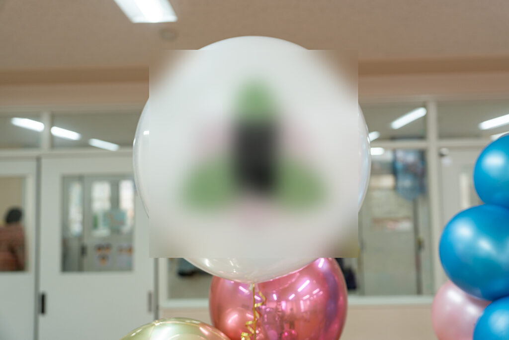 ピンク・水色・白・金のバルーンアーチで彩る卒業お祝い装飾