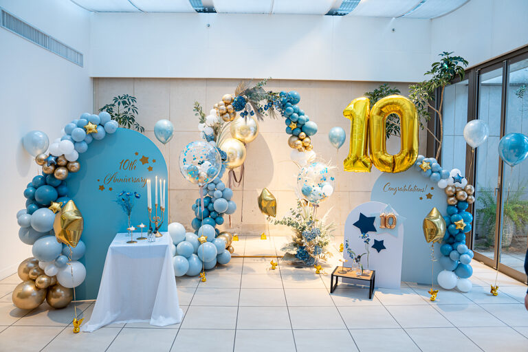 アークヒルズスパラウンジでの10周年お祝い ブルーとゴールドのバルーン装飾