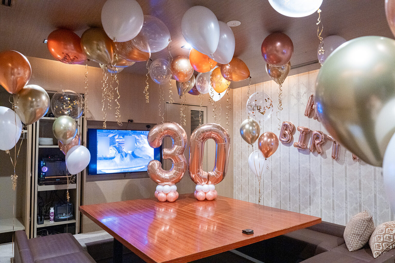 Mancy's Tokyoでのローズゴールドの30バルーン誕生日飾り付け