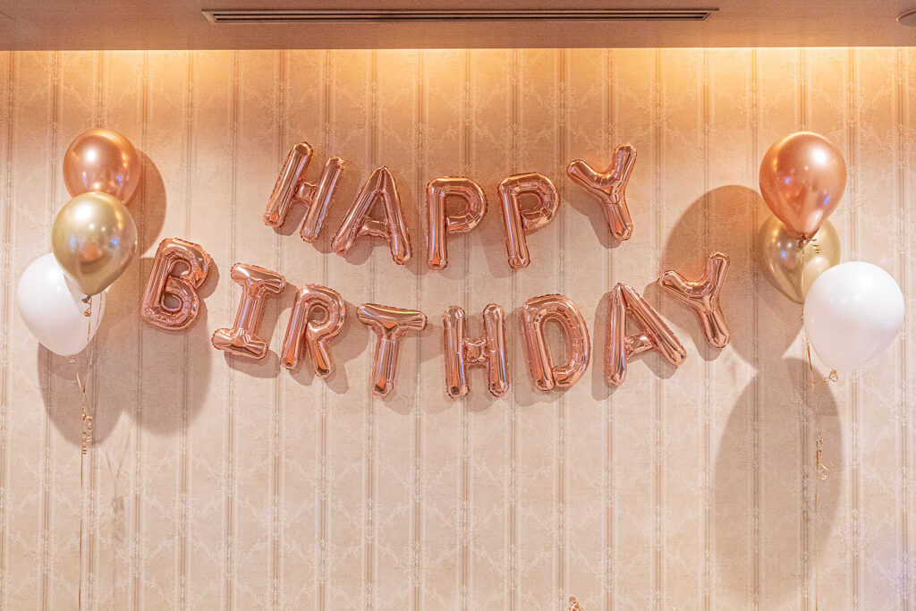 Mancy's Tokyoでのローズゴールドの30バルーン誕生日飾り付け