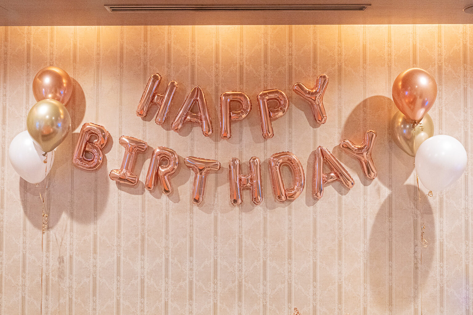 Mancy's Tokyoでのローズゴールドの30バルーン誕生日飾り付け