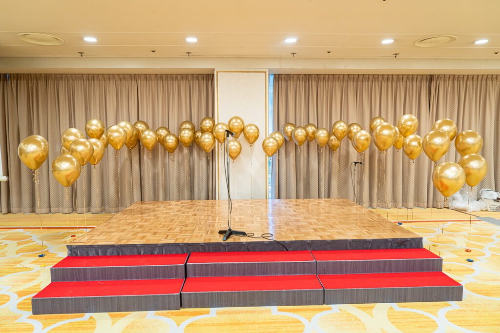 東京プリンスホテルでの卒業パーティー ブルーとゴールドのバルーン飾り付け