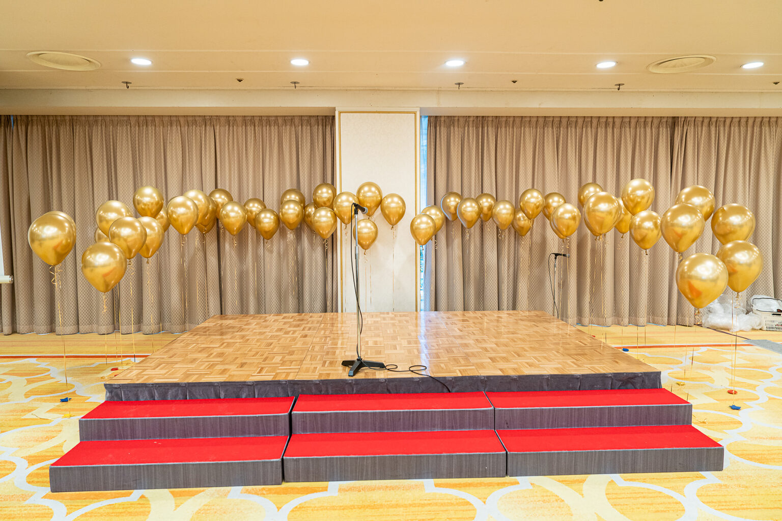 東京プリンスホテルでの卒業パーティー ブルーとゴールドのバルーン飾り付け