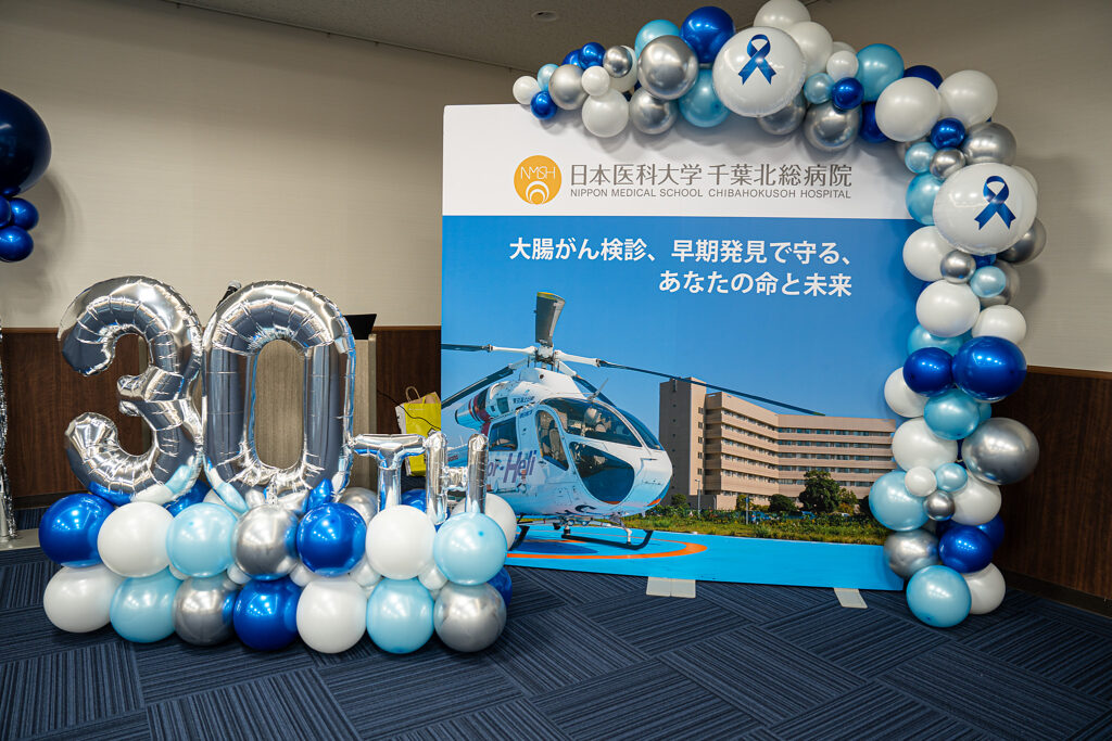 イオンモール成田での青と水色のバルーンアートとフォトスポットの飾り付け