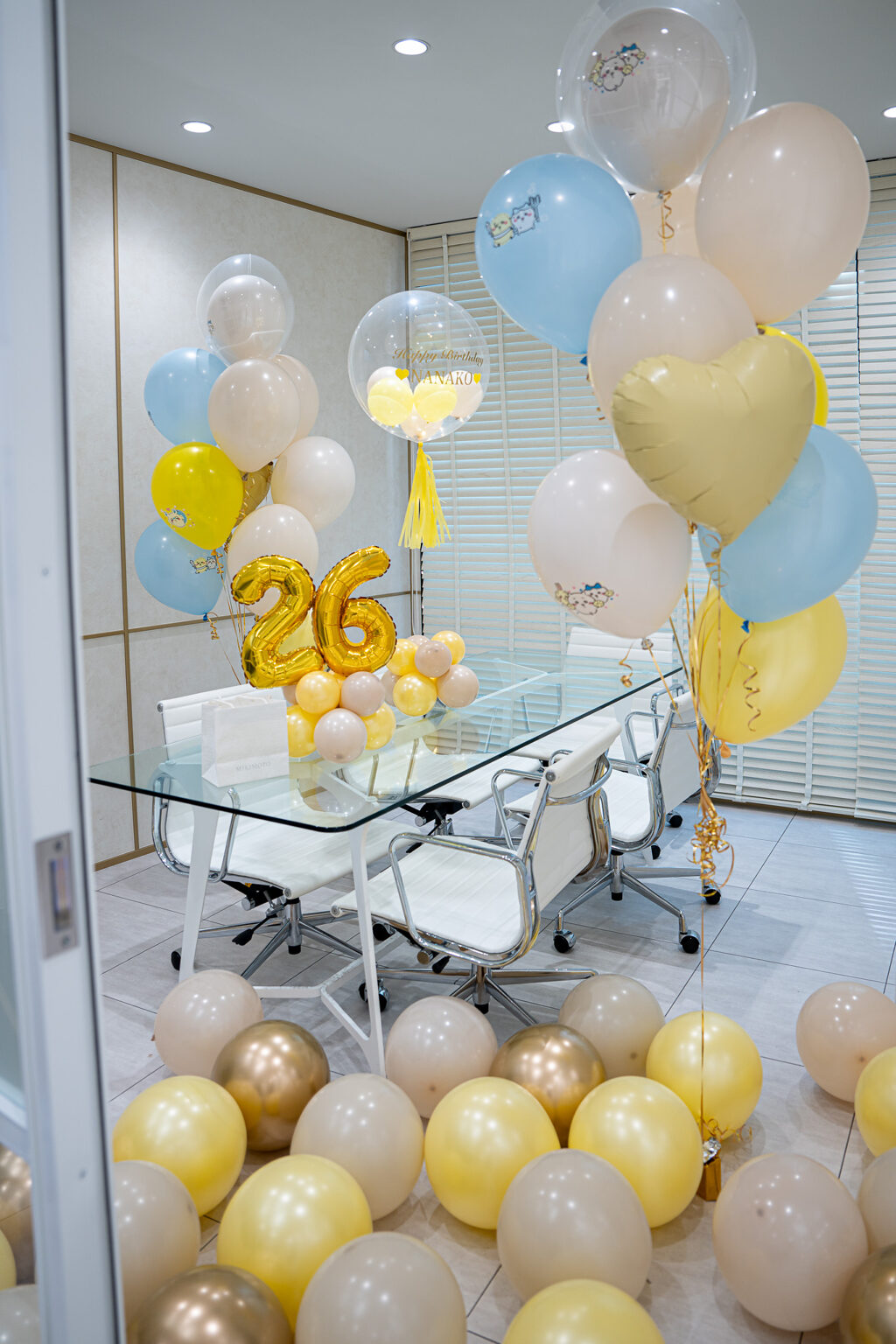 水色とクリームのバルーンで彩る誕生日サプライズ飾り付け