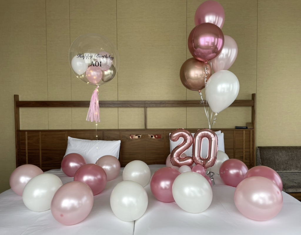 在Candeo Hotels Osaka The Tower用粉色气球惊喜布置20岁生日