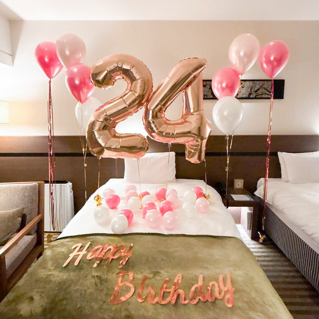 神戸ポートピアホテルでの24歳の誕生日をローズゴールドのバルーンでサプライズ飾り付け
