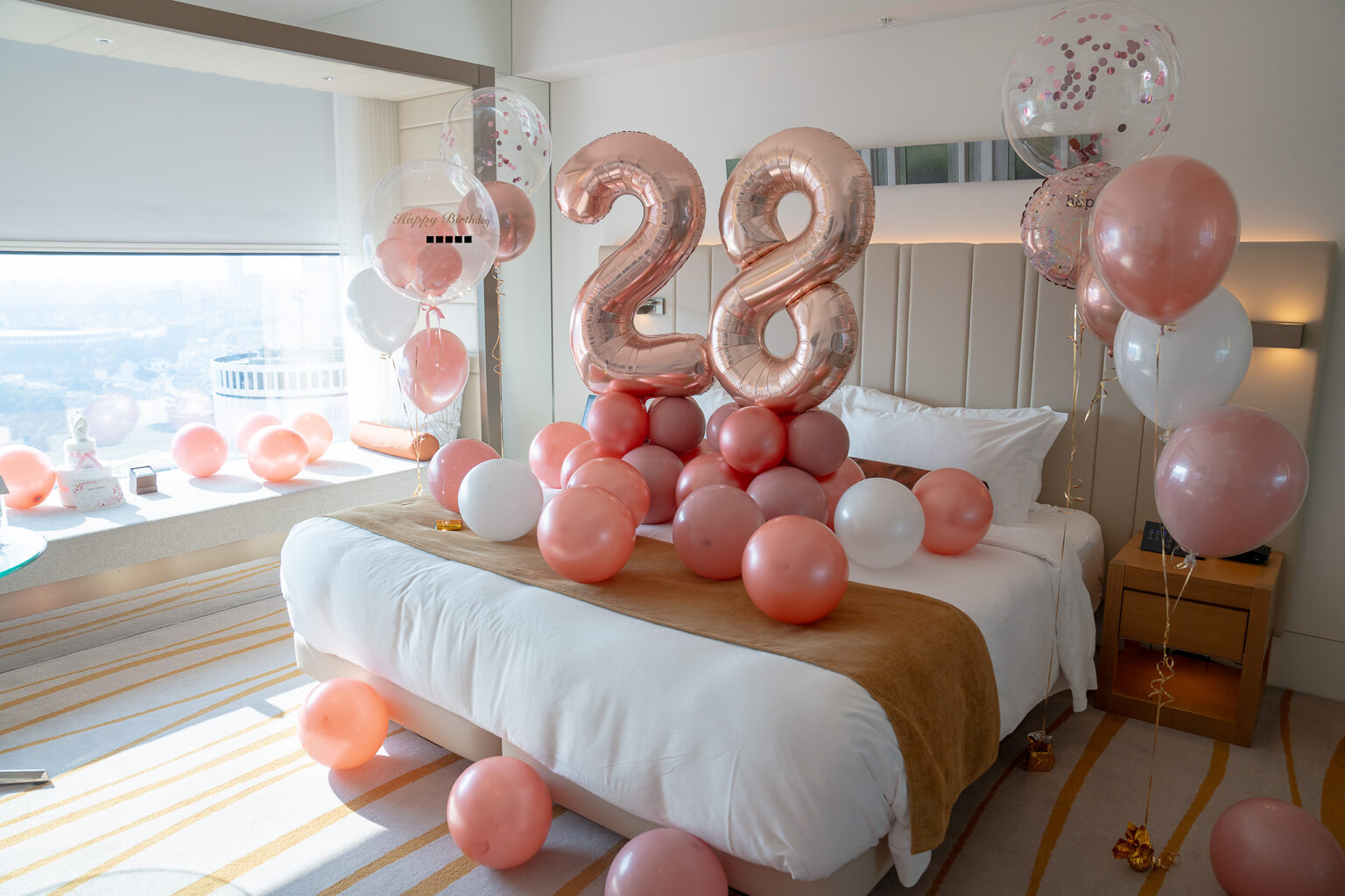 ザ・プリンスギャラリー 東京紀尾井町でのローズゴールドと「28」のバースデーサプライズ飾り付け