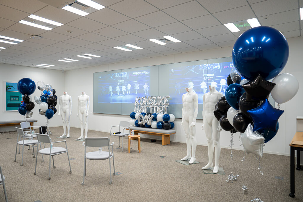 ネイビーとシルバーで彩るイベントスペースのバルーン飾り付け