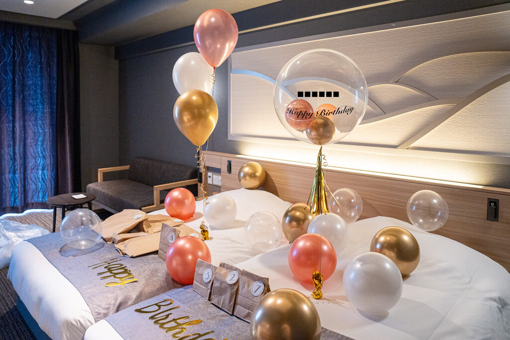 ラビスタ東京ベイでのピンクとゴールドの誕生日サプライズバルーン飾り付け