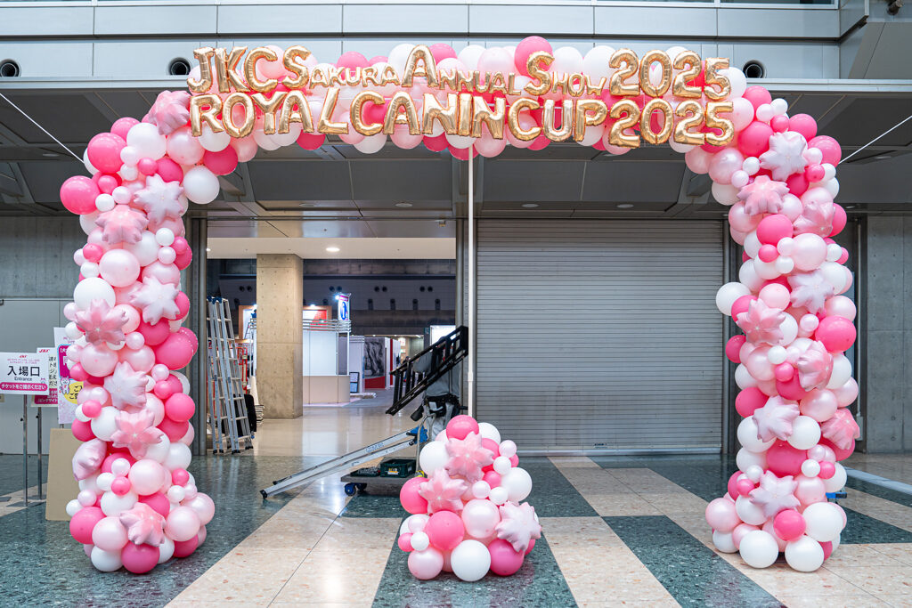 東京ビッグサイトのエントランスを彩るピンクのバルーンアーチ飾り付け