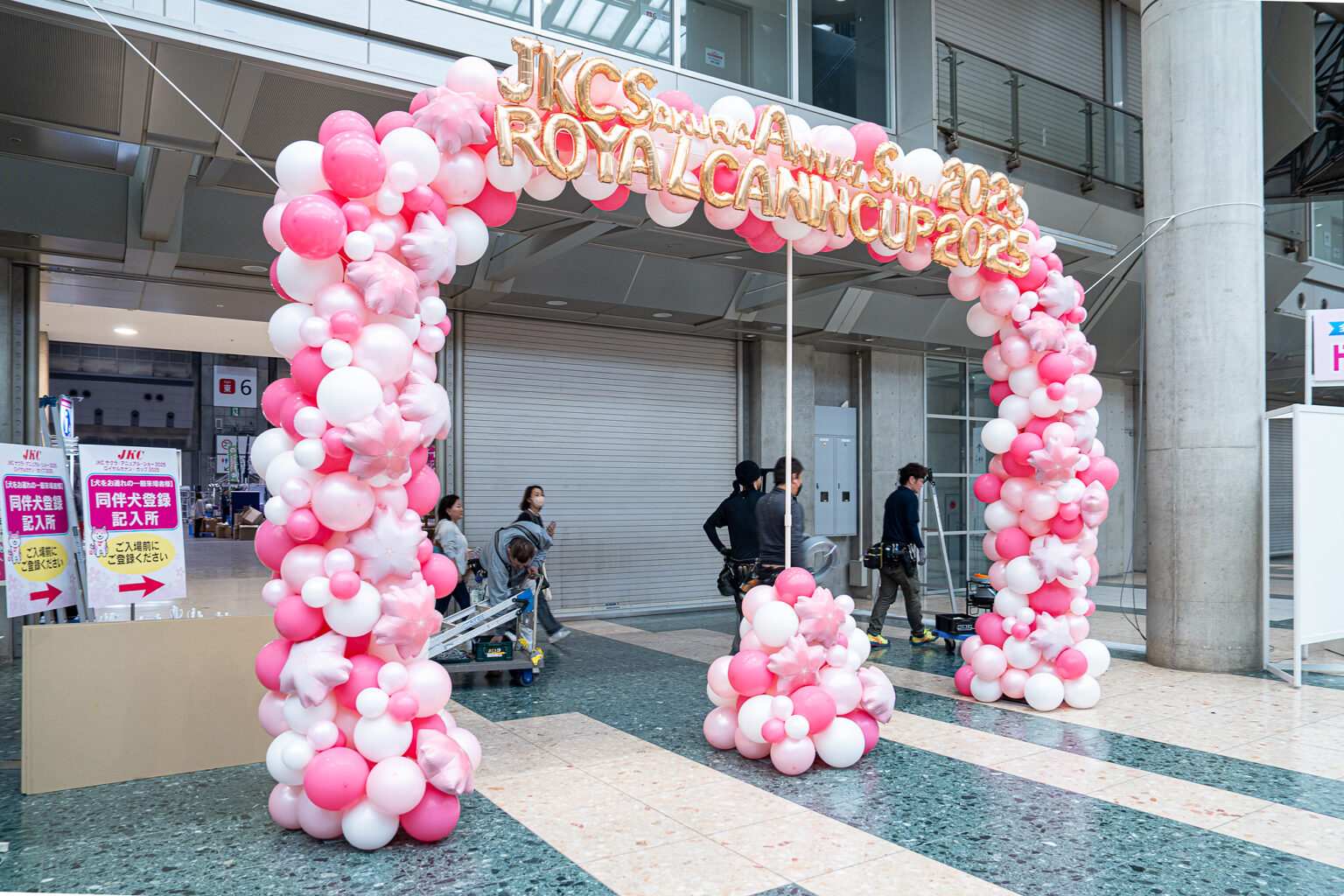 東京ビッグサイトのエントランスを彩るピンクのバルーンアーチ飾り付け