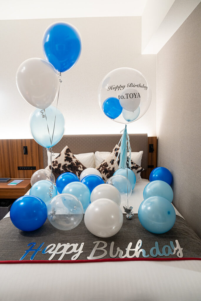 三井ガーデンホテル豊洲プレミアでの青と水色のバルーン誕生日サプライズ飾り付け