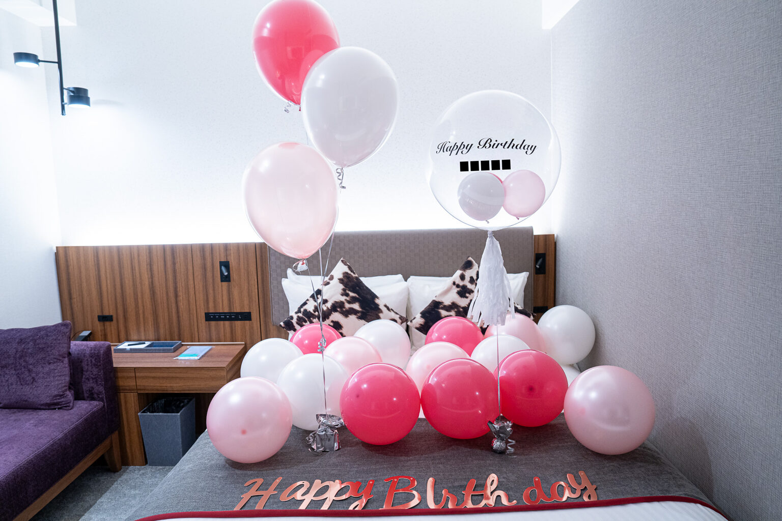 三井ガーデンホテル豊洲プレミアでのピンクと白のバルーン誕生日サプライズ飾り付け