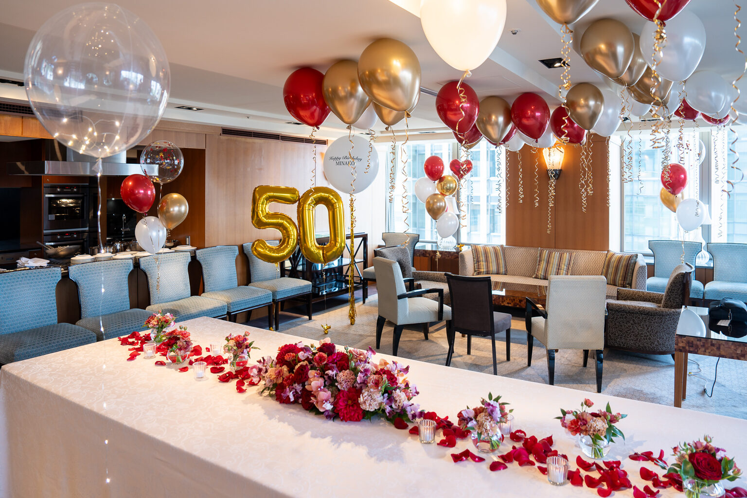 東京私宅50歲生日慶祝：紅金雙色氣球與鮮花裝飾