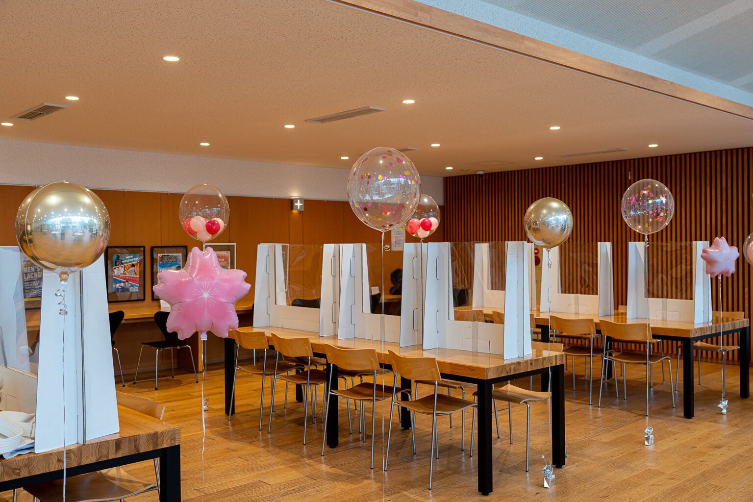 ピンクと白とゴールドのバルーンで彩る横浜の大学ラウンジのイベント飾り付け