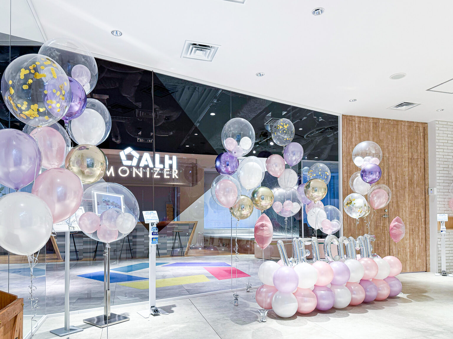 ピンクとラベンダーで彩る入社式のエントランス バルーン飾り付け
