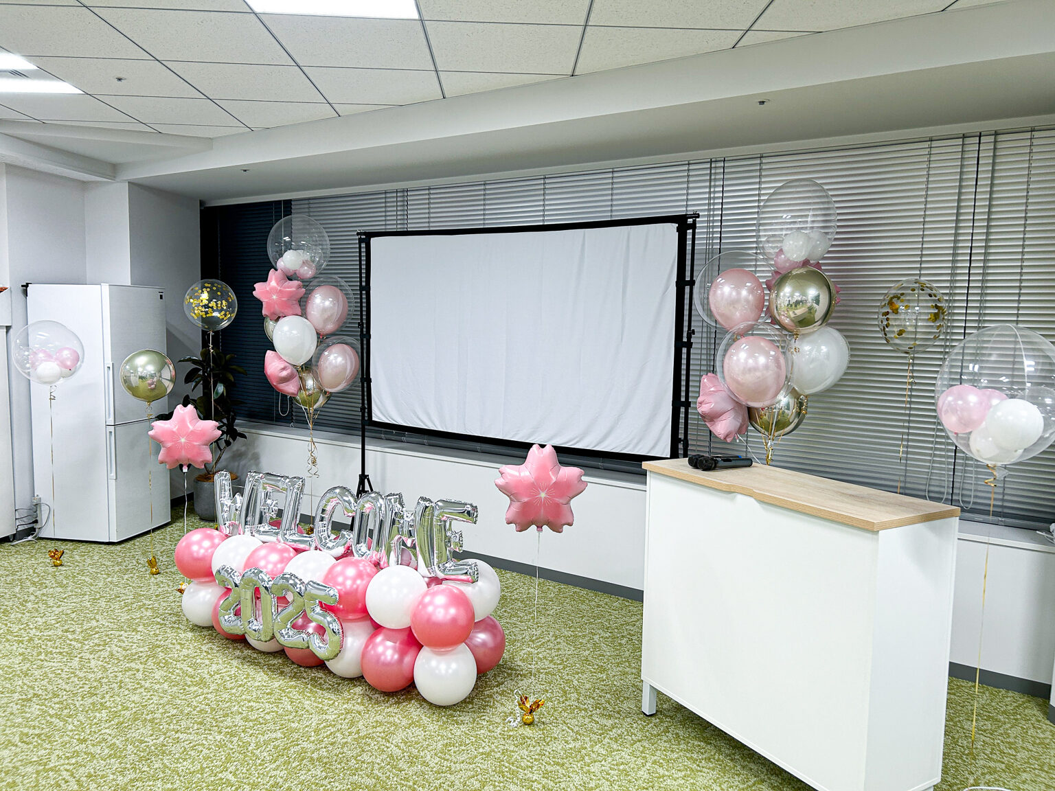 市ヶ谷のオフィスでの入社式を桜ピンクのバルーンスタンドで彩る飾り付け