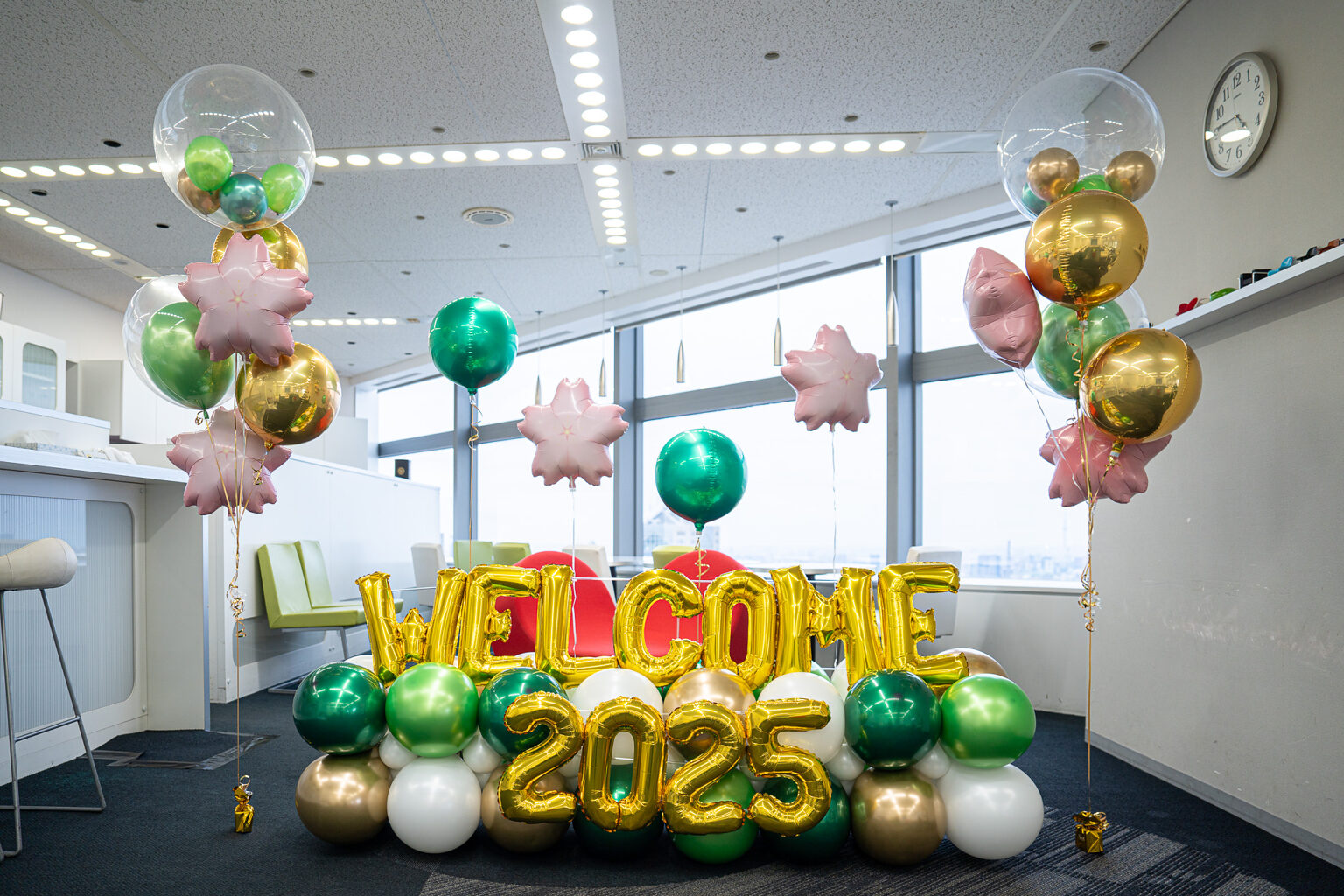 西新宿のオフィスでの入社式を彩るグリーンとゴールドのバルーン飾り付け