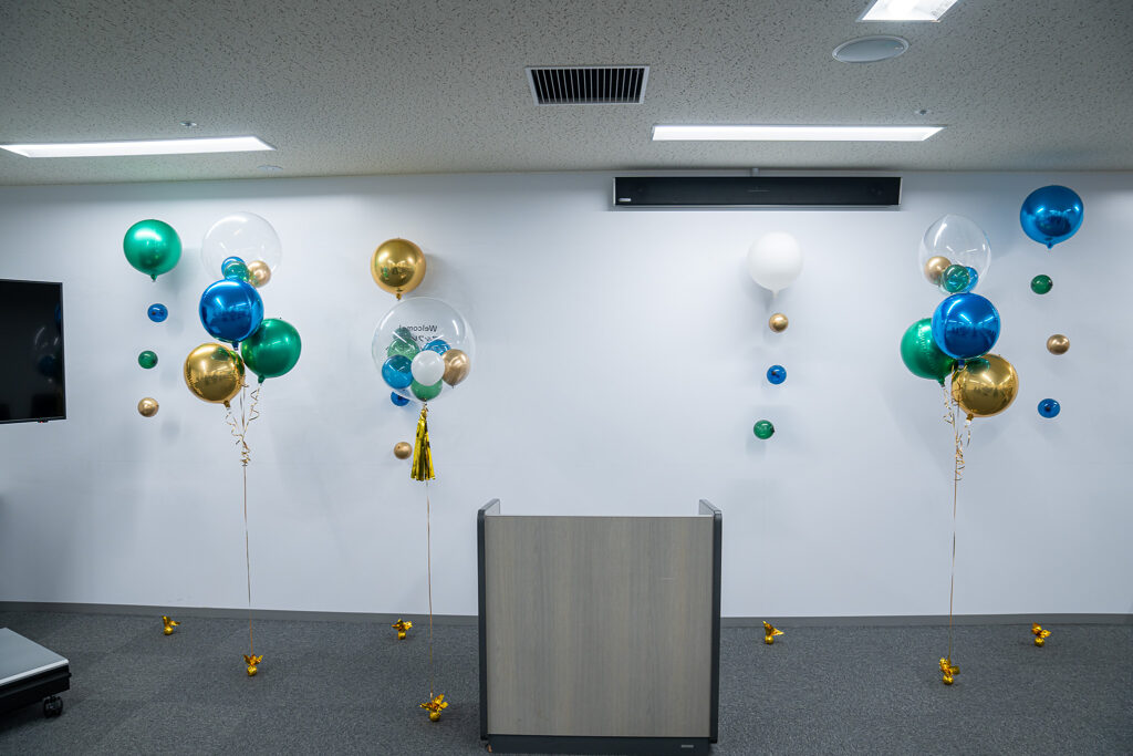 千代田区での入社式を彩る緑・青・金のバルーンブーケ飾り付け