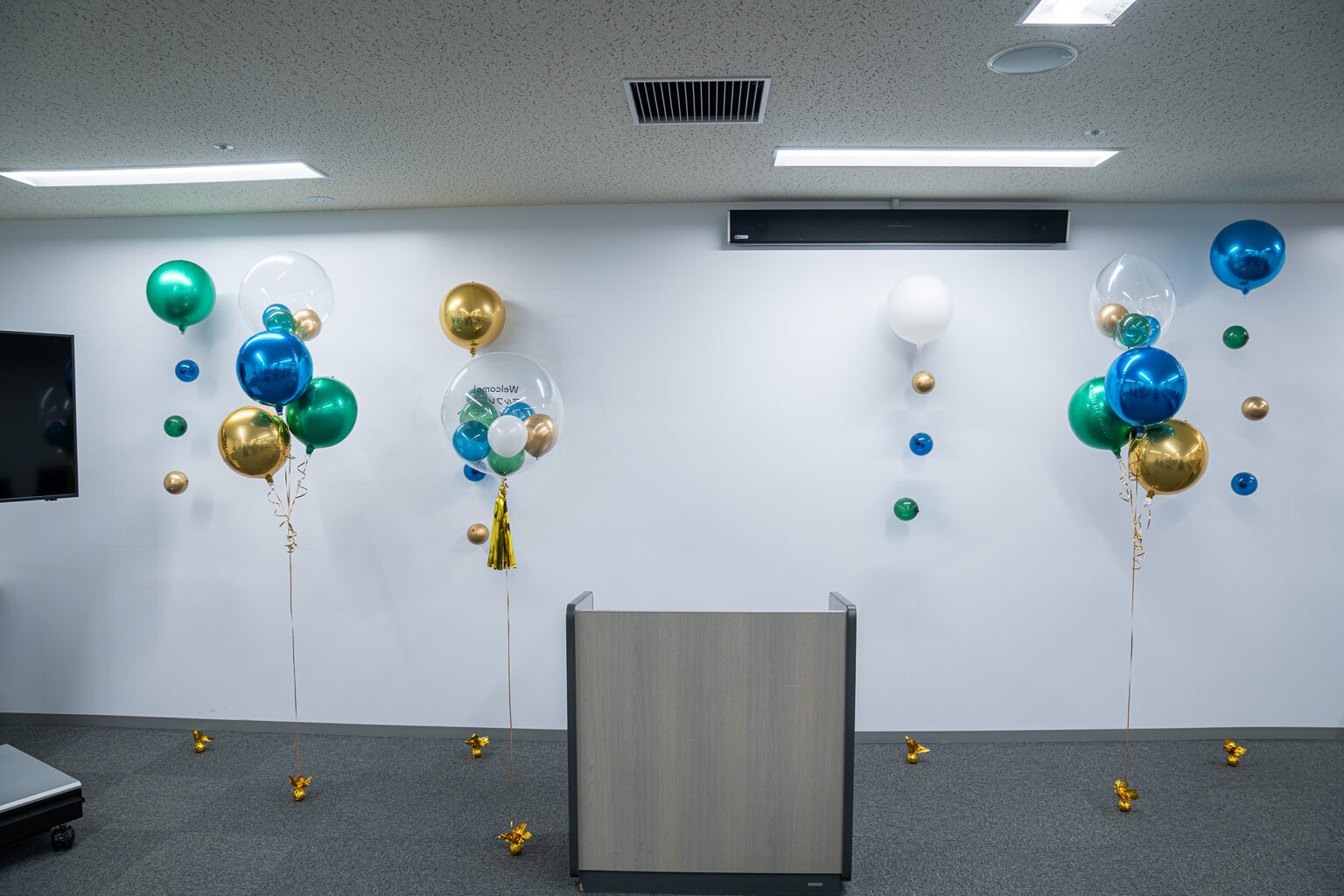 千代田区での入社式を彩る緑・青・金のバルーンブーケ飾り付け